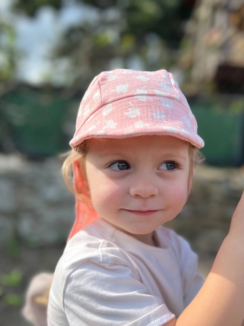 Střih na dětskou letní čepičku s kšiltem a saharou Jacob